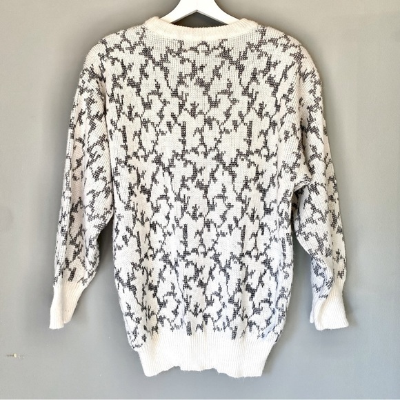 Vintage Gray and White Cozy Knit Sweater - Picture 6 of 11